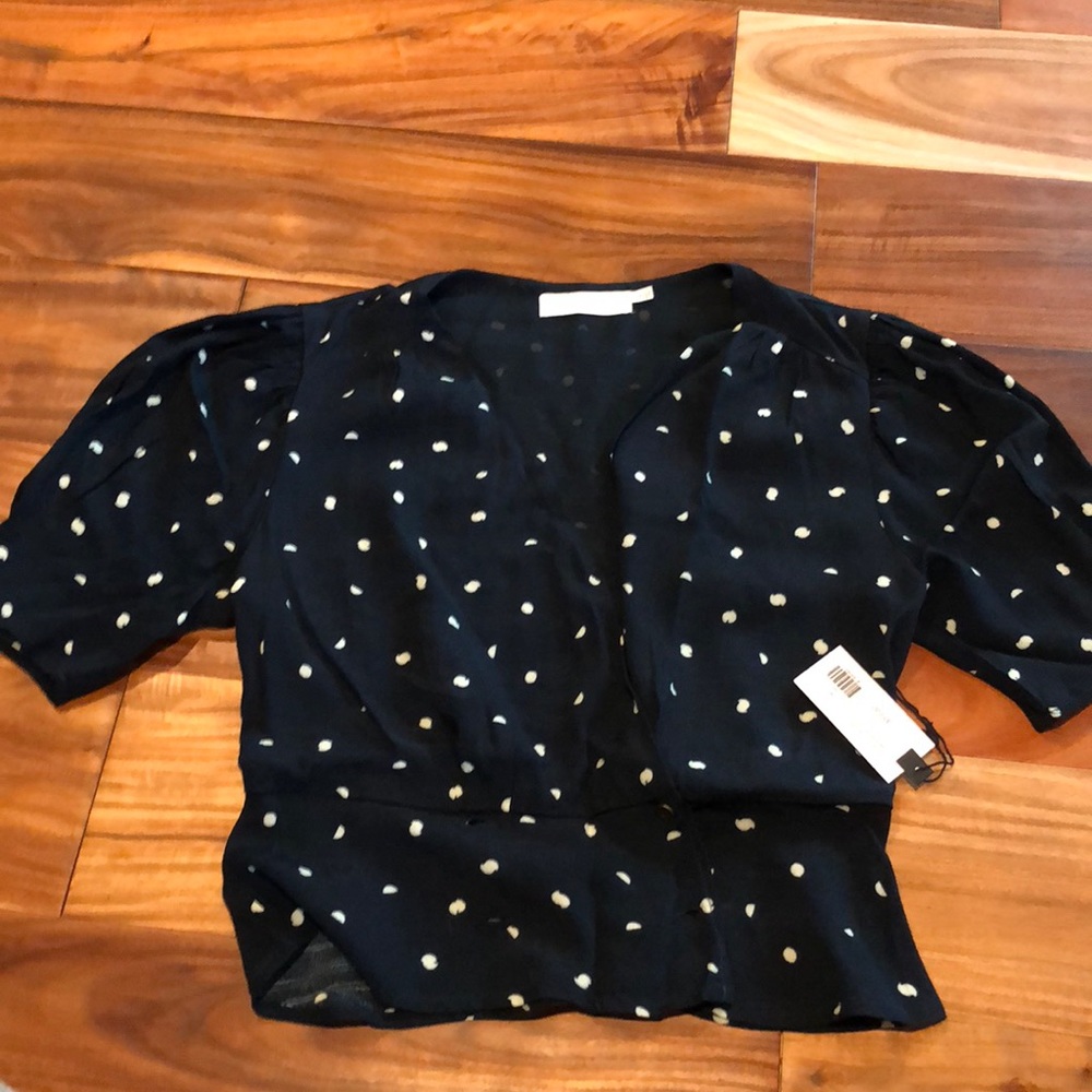 Cute puff sleeve top, tighter at waist